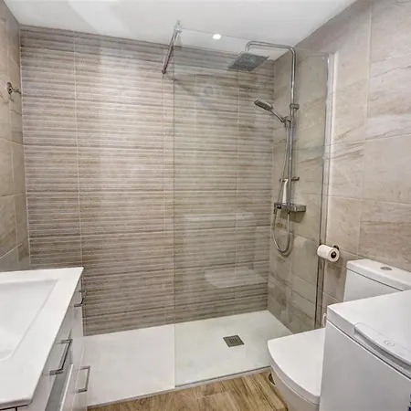 Apartment Benal Beach, Luxury Sea & Mountain View Beachside 1 Bedroom
