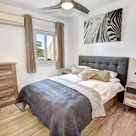 Apartment Benal Beach, Luxury Sea & Mountain View Beachside 1 Bedroom *