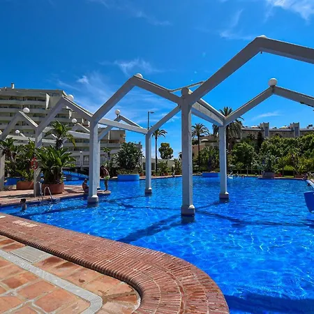 Benal Beach, Luxury Sea & Mountain View Beachside 1 Bedroom Apartmán