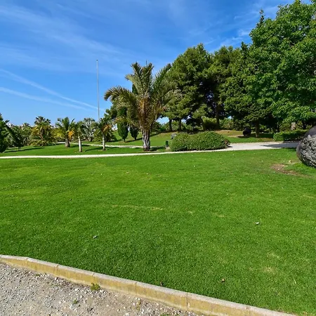 Benal Beach, Luxury Sea & Mountain View Beachside 1 Bedroom Benalmádena
