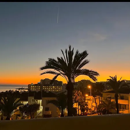 Benal Beach, Luxury Sea & Mountain View Beachside 1 Bedroom 아파트